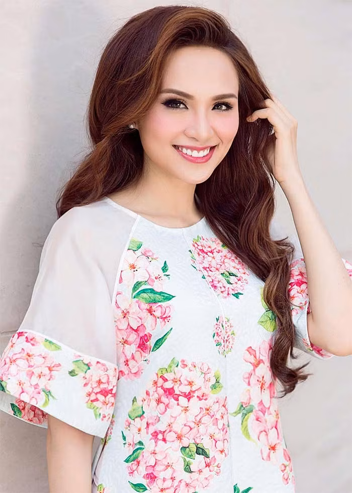 Lưu Thị Diễm Hương đăng quang Hoa hậu Thế giới người Việt 2010. Cô từng đại diện Việt Nam tham dự Miss Earth 2010 và Miss Universe 2012.