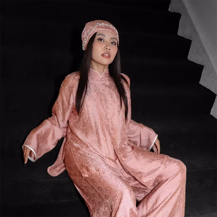 Phương Mỹ Chi không chỉ trưởng thành hơn về ngoại hình, cách ăn mặc mà trong cuộc sống cô cũng ngày càng độc lập. Cô đã chuyển ra ngoài ở riêng, không còn ở chung với bố mẹ.