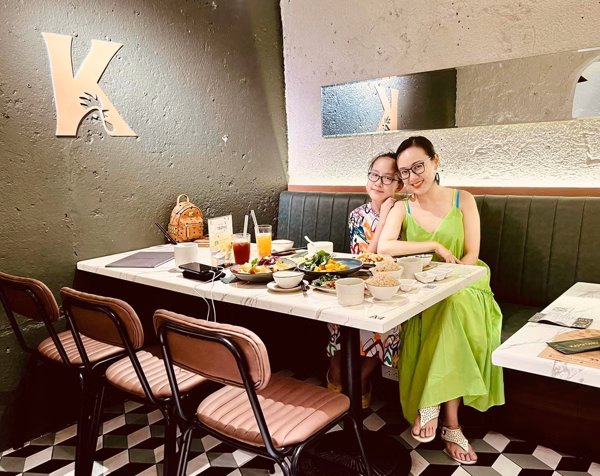 Dừng dẫn Bản tin Thời sự 19h và chuyển sang công tác tại Ban Văn nghệ, BTV Hoài Anh có nhiều thời gian hơn dành cho gia đình.