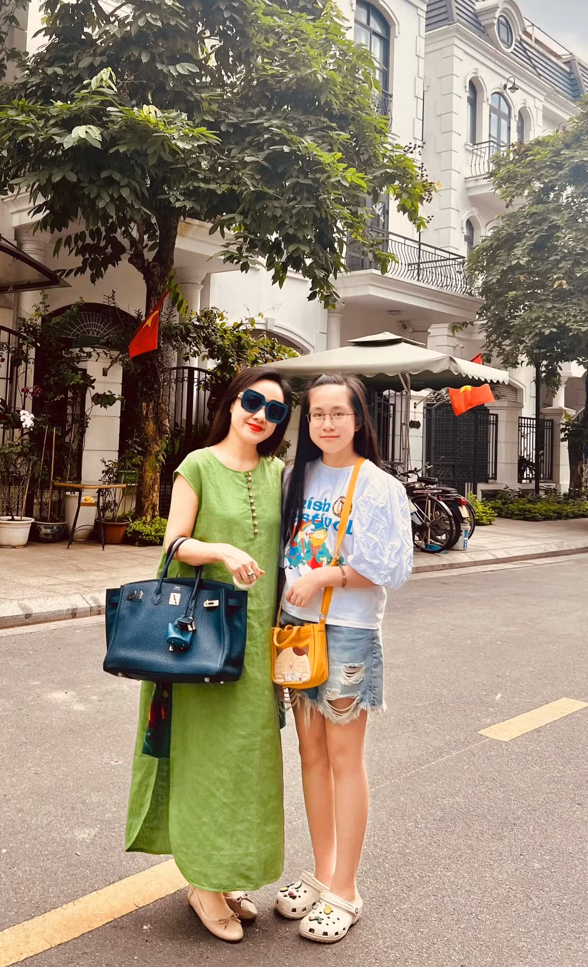 Con gái BTV Hoài Anh được khen lớn bổng, cao bằng mẹ. Cô bé sở hữu gương mặt bầu bĩnh, mái tóc đen dài, đôi chân dài thẳng tắp.