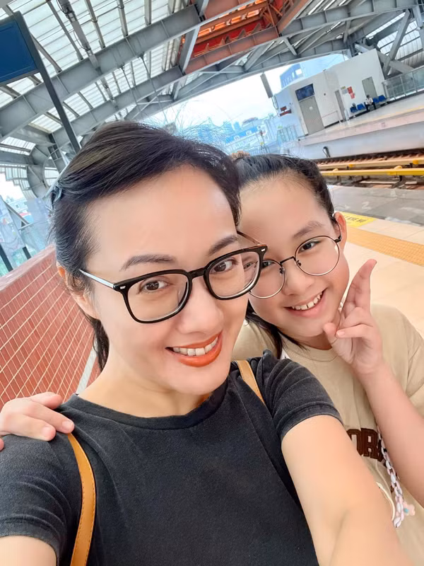 Chị thường đăng ảnh đưa con gái đi ăn, đi chơi hay đi du lịch.