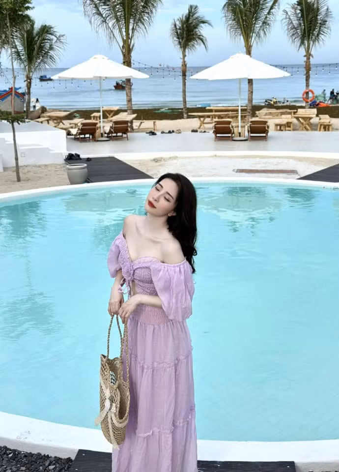 Thời trang đời thường của Quỳnh Nga đều là những trang phục giúp cô tôn lên vẻ đẹp của vòng một.