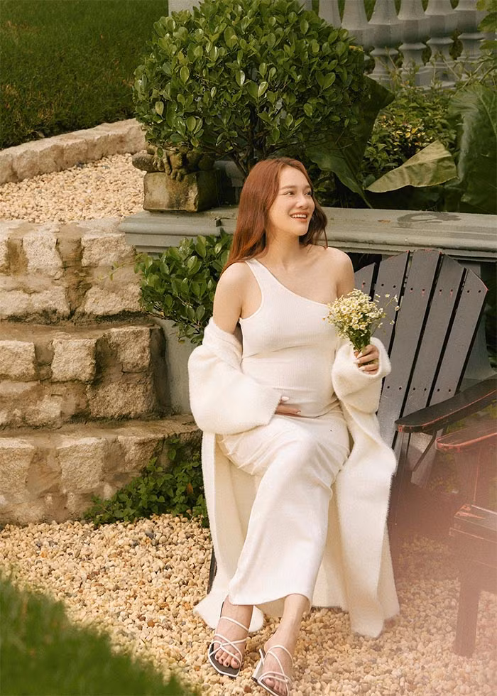 Được chồng chiều chuộng, con gái ngoan ngoãn, mọi sự suôn sẻ nên Nhã Phương ngày càng trẻ xinh.