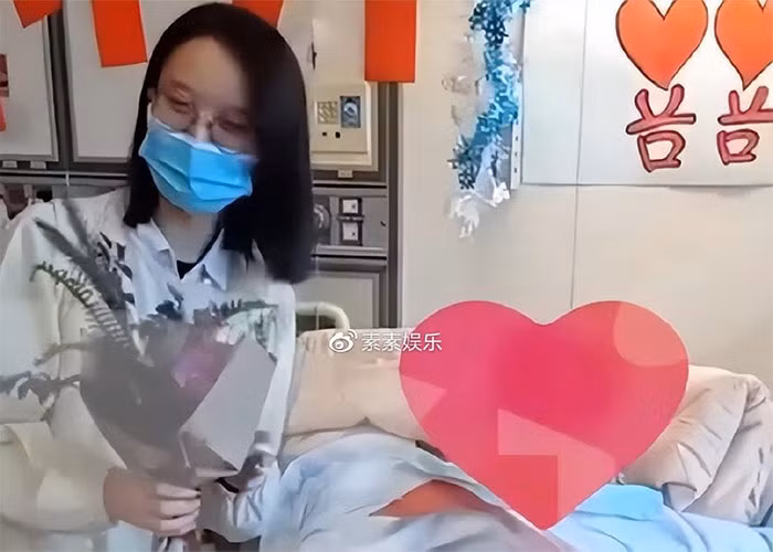 Vào ngày 10/4, truyền thông Đài Loan đã tiết lộ video đám cưới của Lý Khôn Thành kết hôn với Lâm Tĩnh Ân. Đám cưới của họ được tổ chức đơn giản tại phòng chăm sóc đặc biệt ICU của bệnh viện.