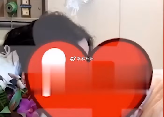 Trao cho chồng nụ hôn, Lâm Tĩnh Ân ôm chặt chồng.