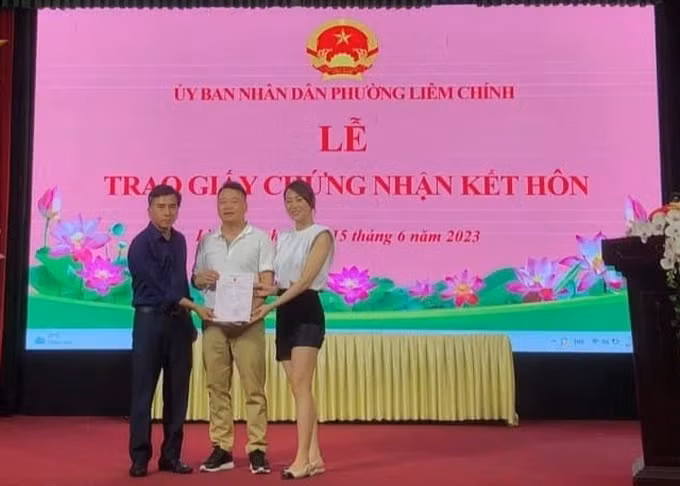 Ngày 15/6, cư dân mạng xôn xao với một clip ghi lại hình ảnh diễn viên Phương Oanh và doanh nhân Nguyễn Hòa Bình (Shark Bình) thực hiện buổi lễ trao giấy chứng nhận kết hôn tại UBND phường Liêm Chính (tỉnh Hà Nam) - quê hương của Phương Oanh. (Ảnh: Dân trí)
