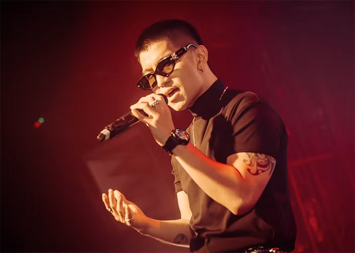 Cường Seven sinh năm 1989, là rapper xuất thân từ nhóm SpaceSpeaker gồm những thành viên như Touliver, Soobin Hoàng Sơn, JustaTee.... Ngoài âm nhạc, anh còn ghi dấu ấn ở vai trò diễn viên trong phim "Yolo", "Lôi báo", "Truy sát", "Người bất tử".