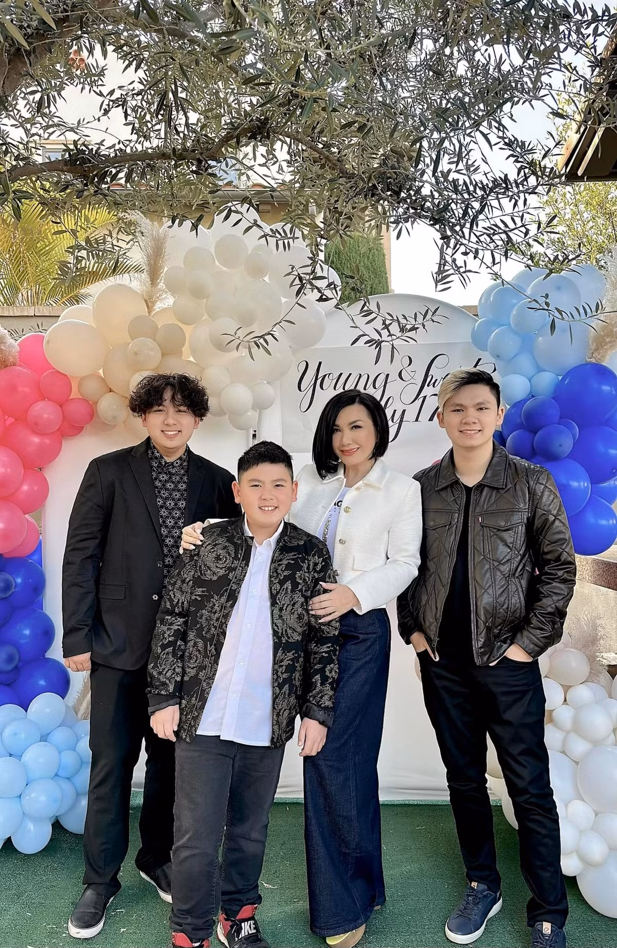 Giọng ca 6X khéo chăm con, thường xuyên chia sẻ những câu chuyện đời thường của 3 mẹ con lên trang cá nhân. "Hôm nay 4 mẹ con đi dự tiệc sinh nhật. 3 thằng con lớn chần dần rồi mà mỗi lần đi dự tiệc đều hỏi “Mẹ ơi, con mặc cái gì?”. Từ thằng lớn đến thằng nhỏ cũng một câu y chang. Mà không hỏi mẹ sao được, mặc đồ mà không hỏi mẹ là sẽ bị la “đi dự tiệc mà mặc đồ vậy hả? Vô thay đồ khác mau!”".