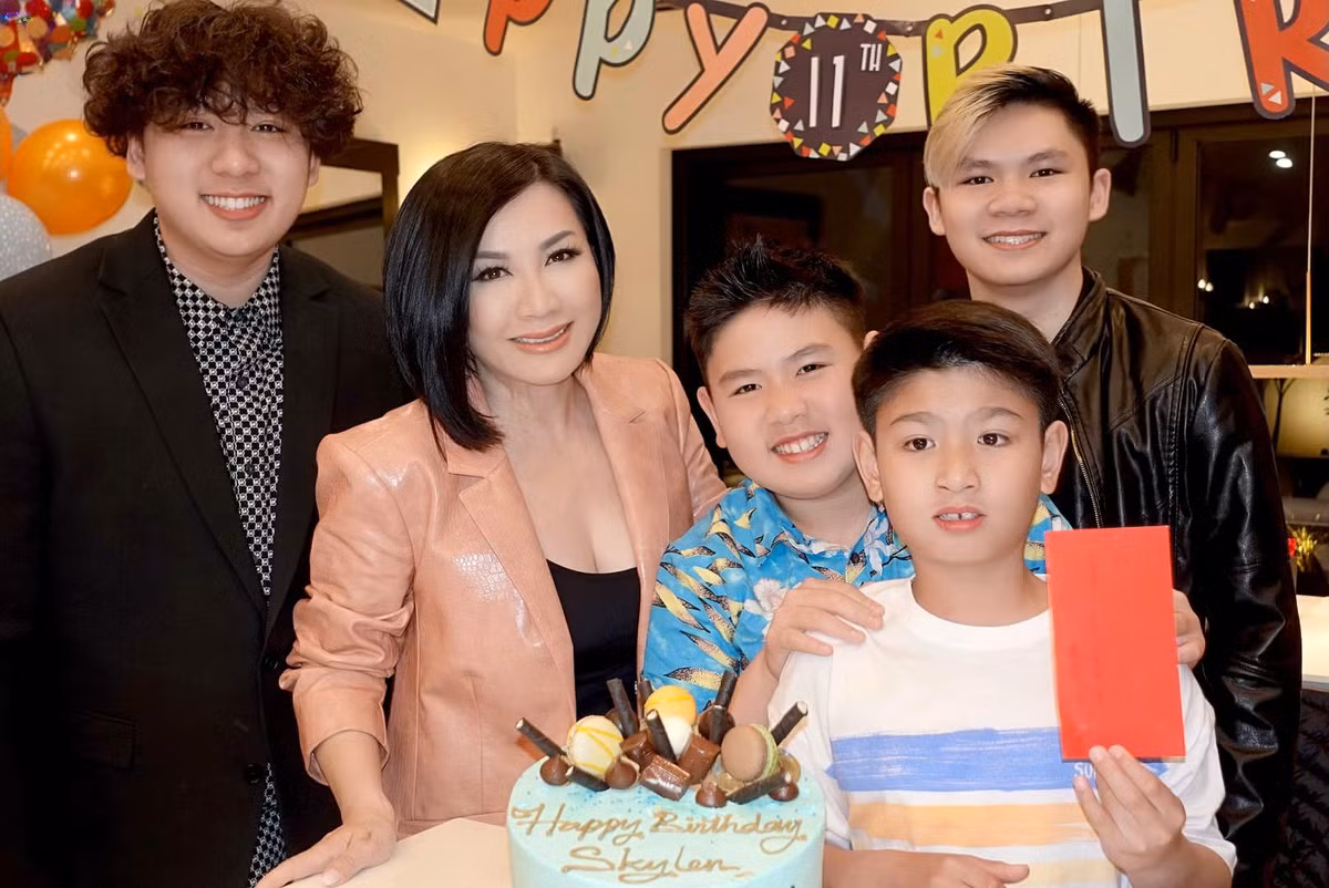 Trizzie Phương Trinh hiện tận hưởng cuộc sống độc thân vui vẻ bên 3 cậu con trai chung của chị và Bằng Kiều.