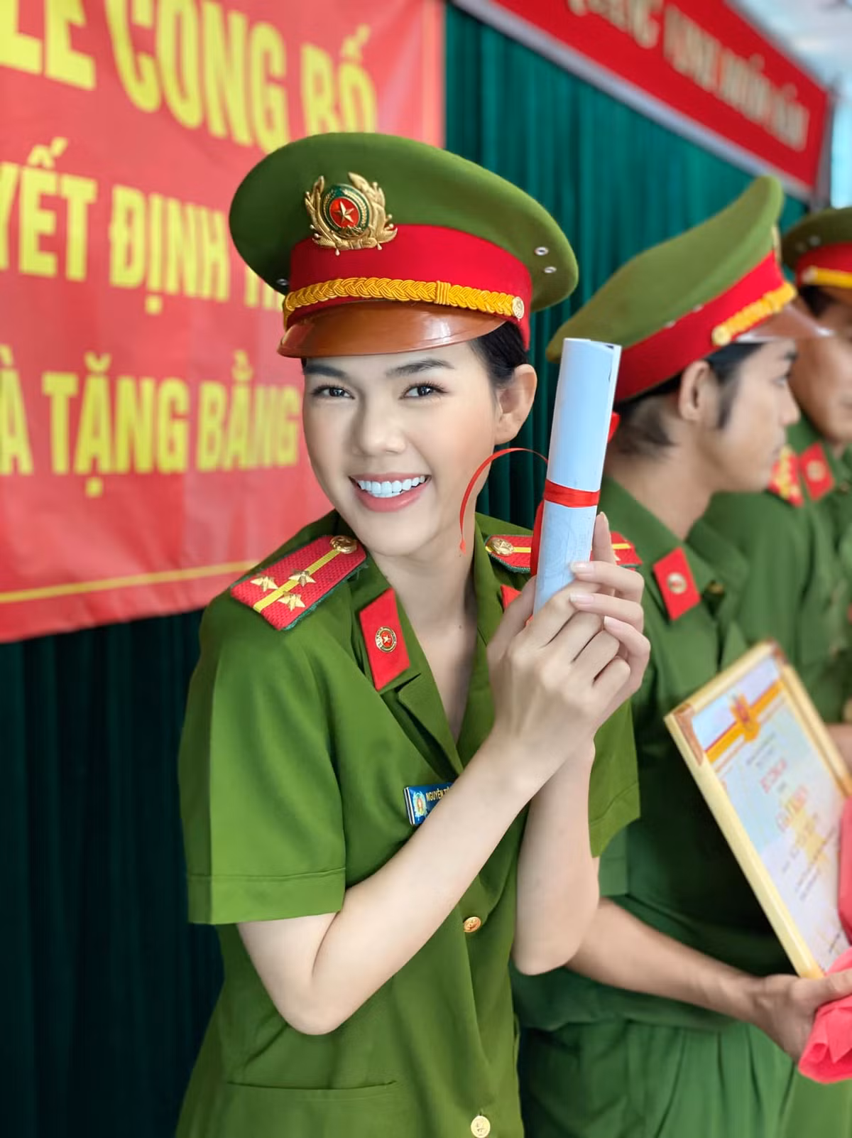 Hai năm trước, người mẫu - diễn viên họ Lê từng gây chú khi xuống tóc và tu tập tại gia sau những cú sốc tình cảm, bị phản bội. Sau đó, nữ diễn viên phim "Mẹ trùm" nhanh chóng vực lại tinh thần và trở lại mạnh mẽ với nghệ thuật.