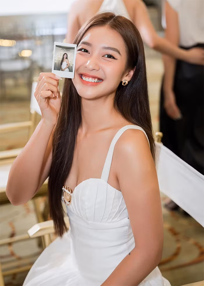 Khả Ngân luôn biết cách tạo sức hút với những style nửa kín nửa hở như thế này.