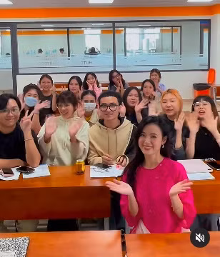 Nữ giảng viên Đại học Công nghệ TP HCM bày tỏ đã theo ngành sư phạm được 6 năm. Với Midu, đi dạy cũng có những niềm vui và bất ngờ khi nhận được nhiều tình cảm của sinh viên.