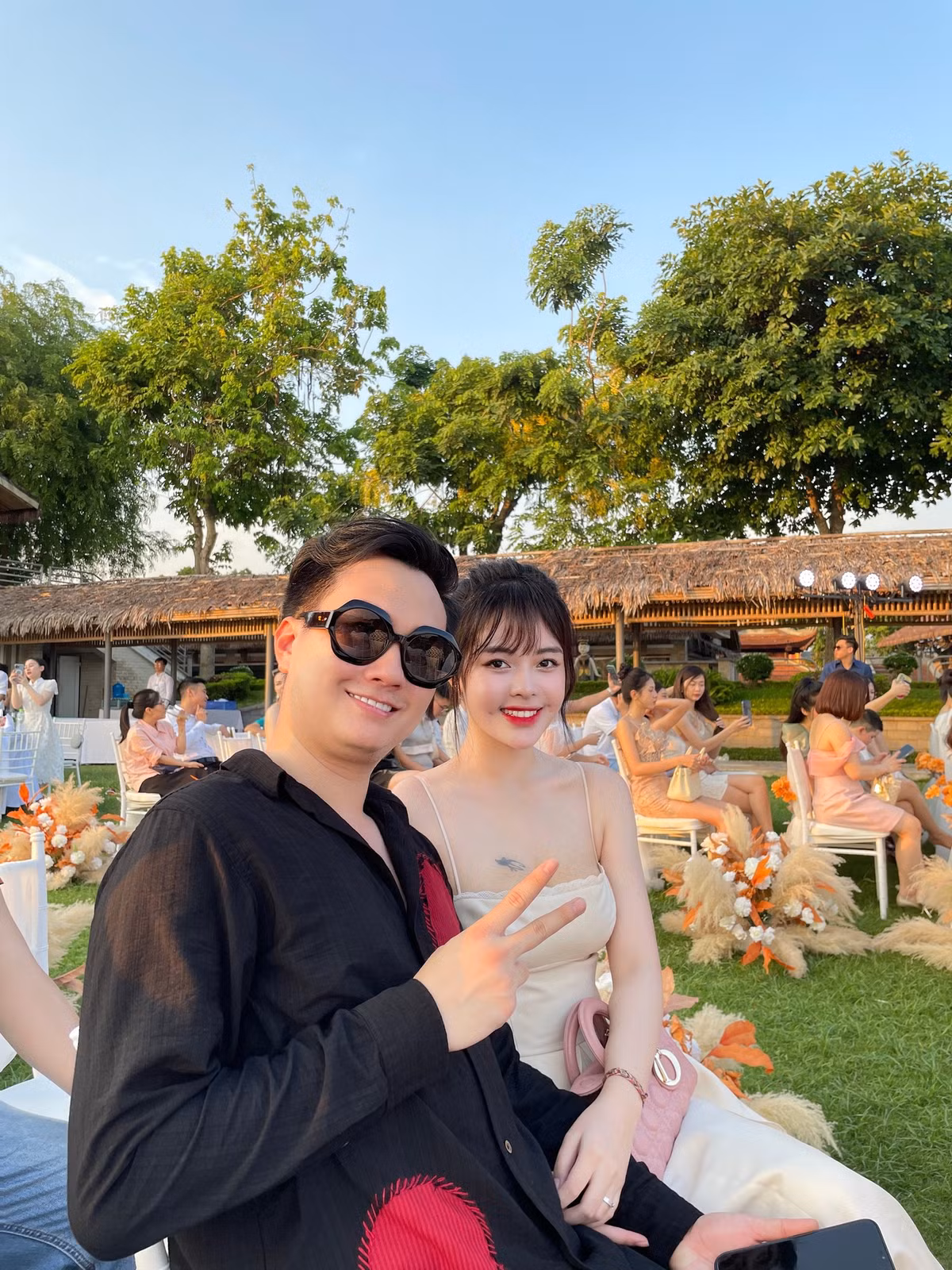 Giữa rắc rối diễn viên Anh Tuấn lên tiếng bênh vực cho chồng cũ của Diệp Lâm Anh và "khẩu chiến" với fan của nữ người mẫu, vợ trẻ kém 11 tuổi của nam diễn viên bất ngờ gây chú ý.