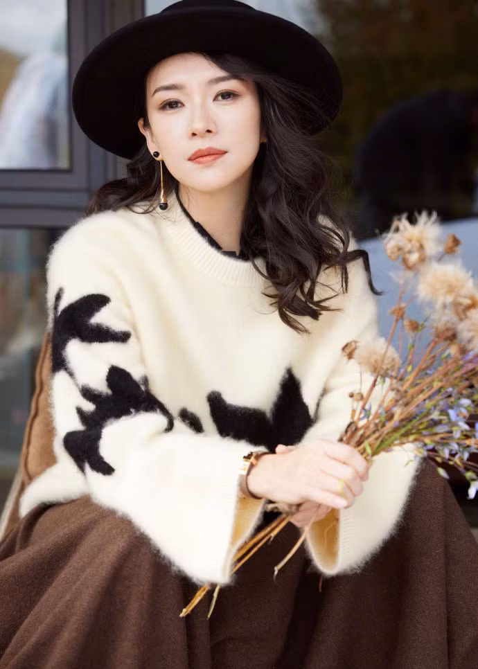 Ở tuổi 44, qua hai lần sinh nở, Chương Tử Di vẫn giữ được vóc dáng thon gọn, trẻ trung. (Ảnh: Instagram)