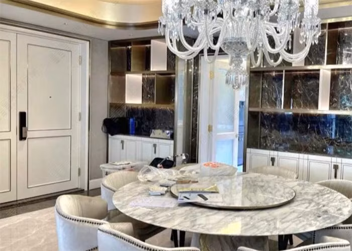 Căn hộ rộng hơn 500m2, có 4 phòng ngủ, trị giá 72,8 triệu đô la Hong Kong (khoảng hơn 200 tỷ đồng) được Thái Thiên Phượng mua vào tháng 7/2019. Căn nhà do bố chồng cũ của nữ người mẫu đứng tên.