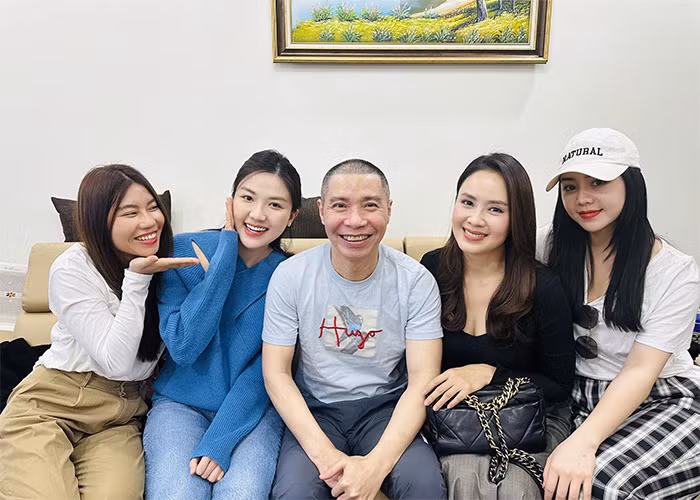 Nam nghệ sĩ rất vui mỗi khi được bạn bè đồng nghiệp tới thăm.