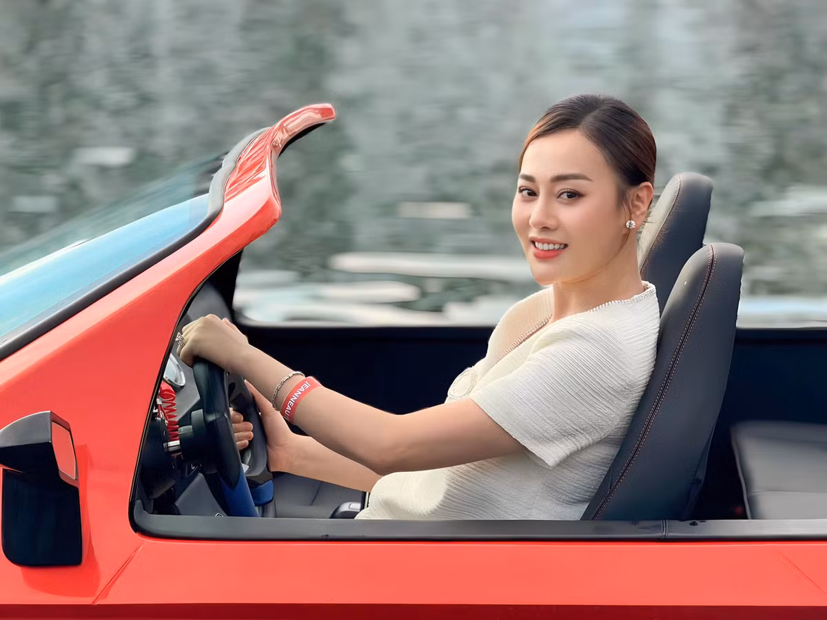 "Quỳnh búp bê" tự tin với vóc dáng hiện tại khi đăng dòng chia sẻ vui: "Để nhớ một thời ta đã cong. Giờ cũng cong nhưng cong ngược đằng trước".