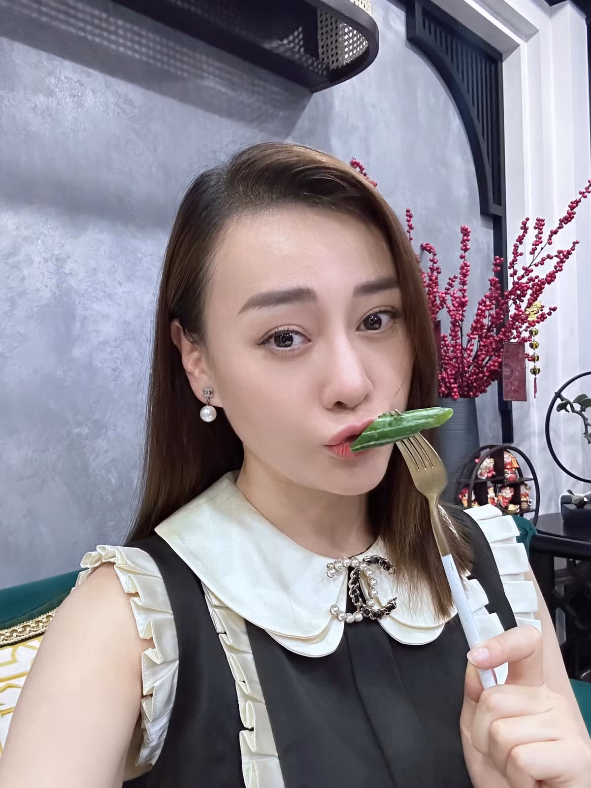 Gương mặt có bẫu bĩnh lên một chút khi mang bầu nhưng cả Phương Oanh lẫn Thu Quỳnh vẫn nhận được nhiều lời khen về nhan sắc "một chín, một mười".