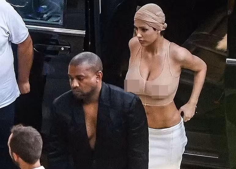Vợ mới Kanye West luôn khoe khéo vòng 1 khủng bằng áo, váy xuyên thấu. (Ảnh: Instagram)