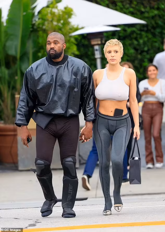 Bianca có bằng kiến trúc và từng làm việc cho công ty thiết kế Yeezy của Kanye trước khi họ quen nhau. Theo Marie Claire, cô gia nhập công ty vào năm 2020. Hiện không rõ Bianca còn làm việc tại Yeezy hay không. (Ảnh: GC Images)