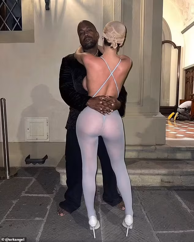 Kanye và Bianca kết hôn trong một buổi lễ riêng tư ở Beverly Hills vào tháng 1/2023, khoảng hai tháng sau khi vụ ly hôn của rapper với Kim Kardashian hoàn tất. Tuy nhiên, tính hợp pháp của cuộc hôn nhân này đang bị đặt dấu hỏi vì họ không nộp giấy đăng ký kết hôn. (Ảnh: Instagram)