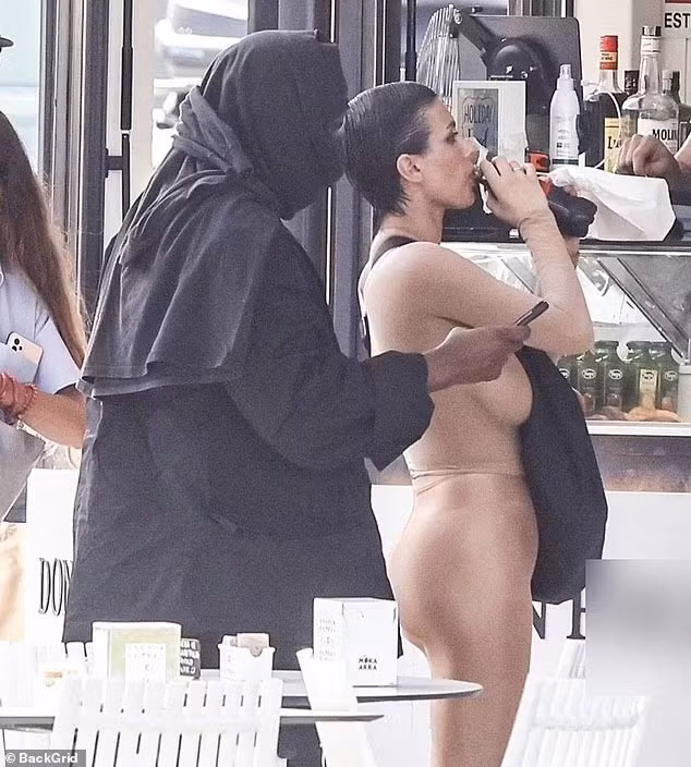 Mặc những lời chỉ trích, phẫn nộ của công chúng, vợ rapper Kanye West - Bianca Censori vẫn thản nhiên diện những bộ trang phục mặc như không khi đi ra đường cùng chồng tại Italy. (Ảnh: Backgrid)
