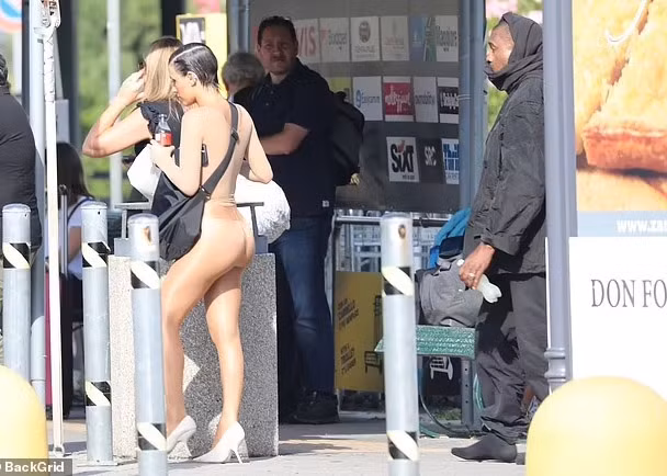 Vợ mới của rapper Kanye West sở hữu thân hình ba vòng quyến rũ không kém ngôi sao truyền hình thực tế Kim Kardashian - vợ cũ của Kanye. (Ảnh: Backgrid)