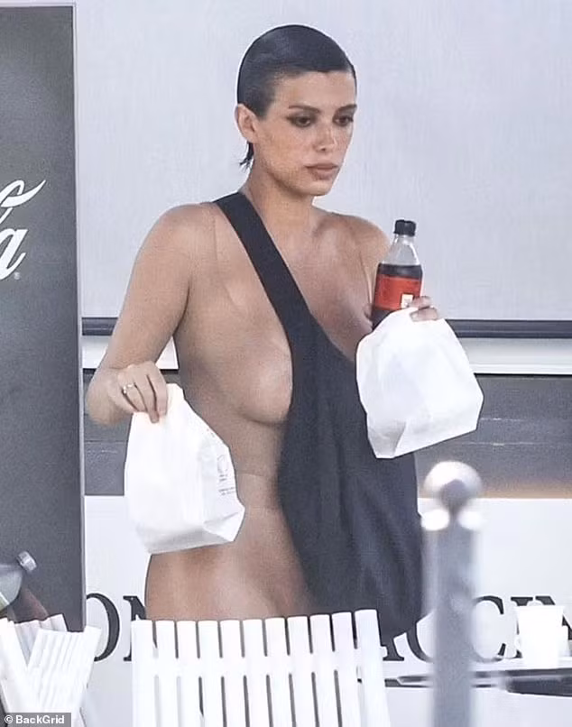 Nữ kiến trúc sư người Australia chọn mặc bộ đồ ôm sát màu nude khi cùng chồng dạo phố. Nếu không nhìn kỹ, nhiều người tưởng cô không mặc gì khi ra đường. (Ảnh: Backgrid)
