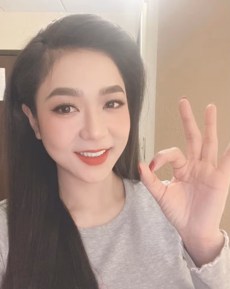 Cách giữ sắc vóc của Hà Thanh Xuân đơn giản nhưng khoa học. Mỗi sáng thức dậy cô sẽ uống một cốc nước ấm, giúp cơ thể đào thải độc tố sau một đêm dài, máu huyết lưu thông, ngăn ngừa lão hóa.