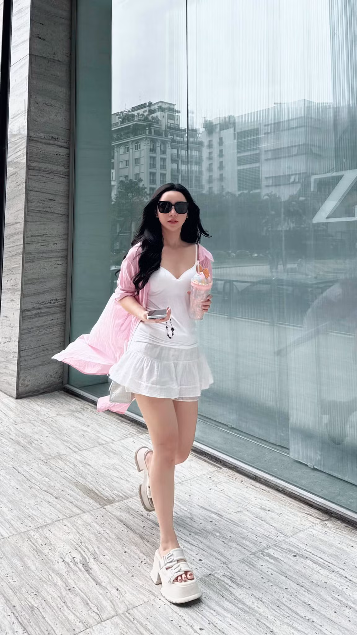 Đời thường, người đẹp sở hữu phong cách thời trang đa dạng, khi thì dịu dàng nữ tính, khi lại năng động, cá tính.