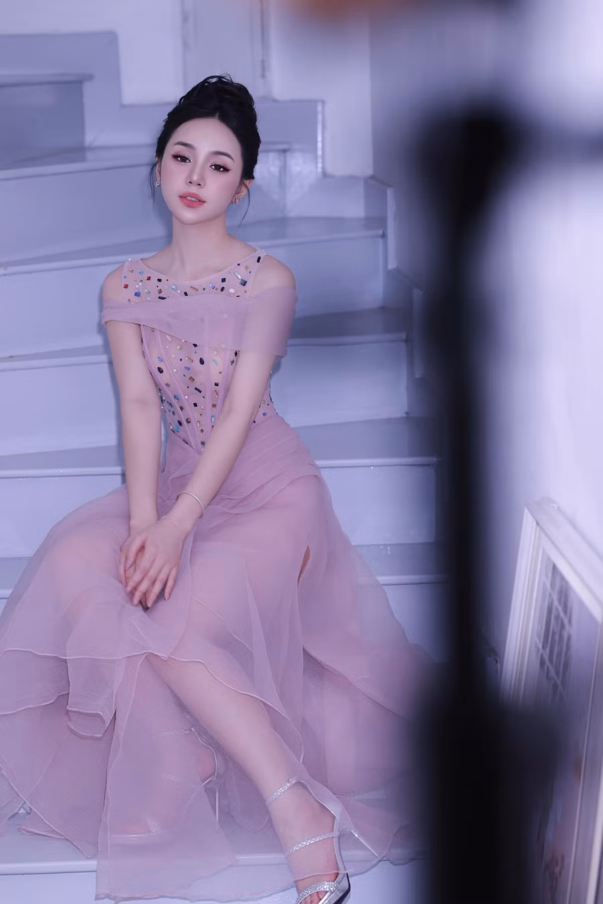 Mới đây, Quỳnh Kool chia sẻ loạt ảnh hóa công chúa xinh đẹp trong chiếc đầm màu tím nhẹ nhàng.