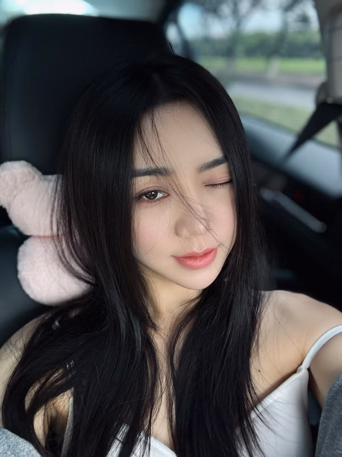 Cô được nhận xét là sở hữu gu thời trang ấn tượng, táo bạo nhưng có chừng mực.