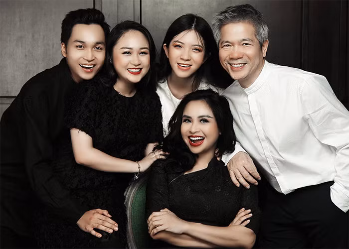 Ca sĩ Thanh Lam rất hạnh phúc vì các con đều đã khôn lớn trưởng thành. Cô cũng có mối quan hệ rất tốt với con riêng của bác sĩ Tiến Hùng.