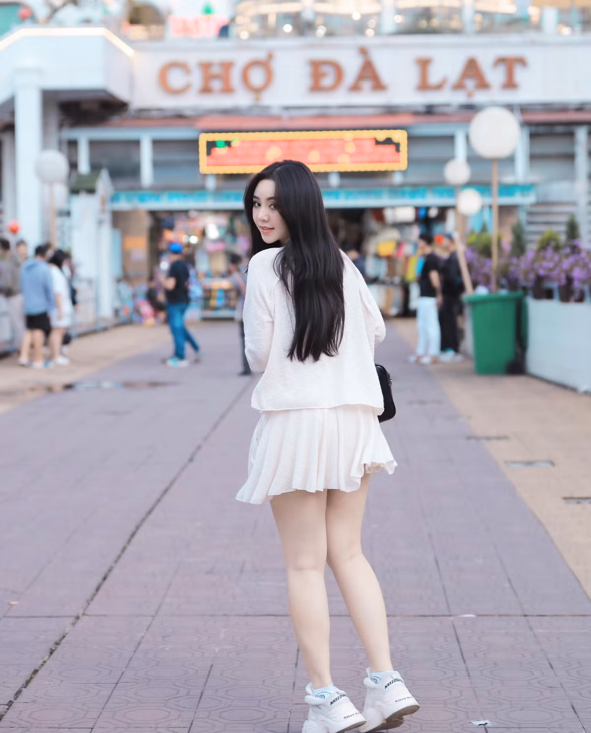 Nhan sắc có thừa, body gợi cảm nhưng cựu "hot girl Kem Xôi" có khuyết điểm khó thay đổi chính là "chân cột đình".