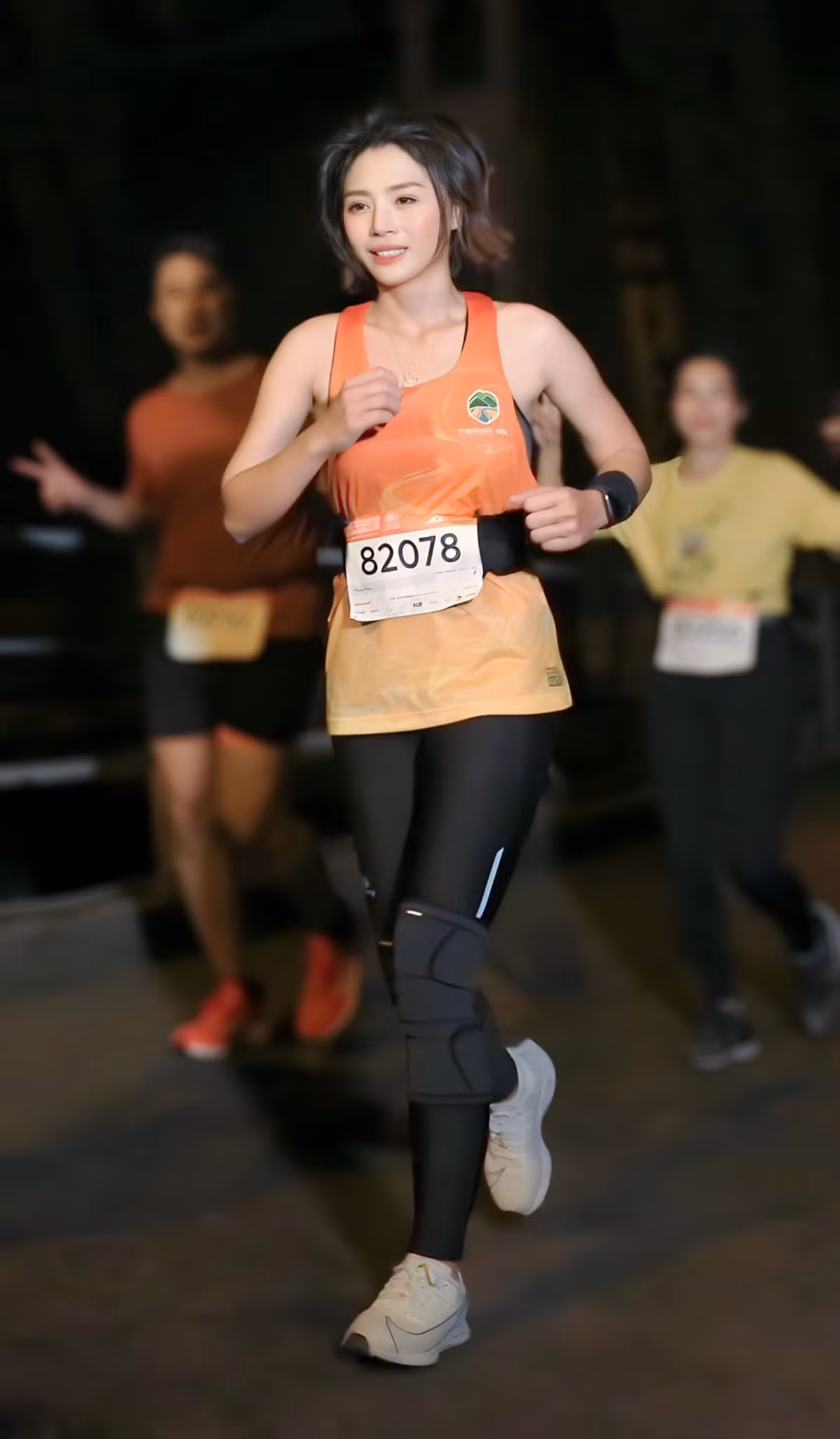 "Chạy đã thay đổi mình như thế nào? Chế độ ăn eat clean (hay còn gọi là “ăn sạch” - PV), kết hợp chạy. Ngày trước ngày nào cũng chạy 10km quanh khu nhà, đều như vắt chanh luôn. Chạy không những giảm cân, mà nó giảm stress, giảm căng thẳng và giúp mình khoẻ hơn rất nhiều. Cứ khi nào bị áp lực, mệt mỏi gì, là mình lại xách giày lên và chạy. Ra mồ hôi, cũng là một hình thức giải toả, trút bỏ những tiêu cực", mỹ nhân sinh năm 1993 chia sẻ bí quyết giảm cân của bản thân.