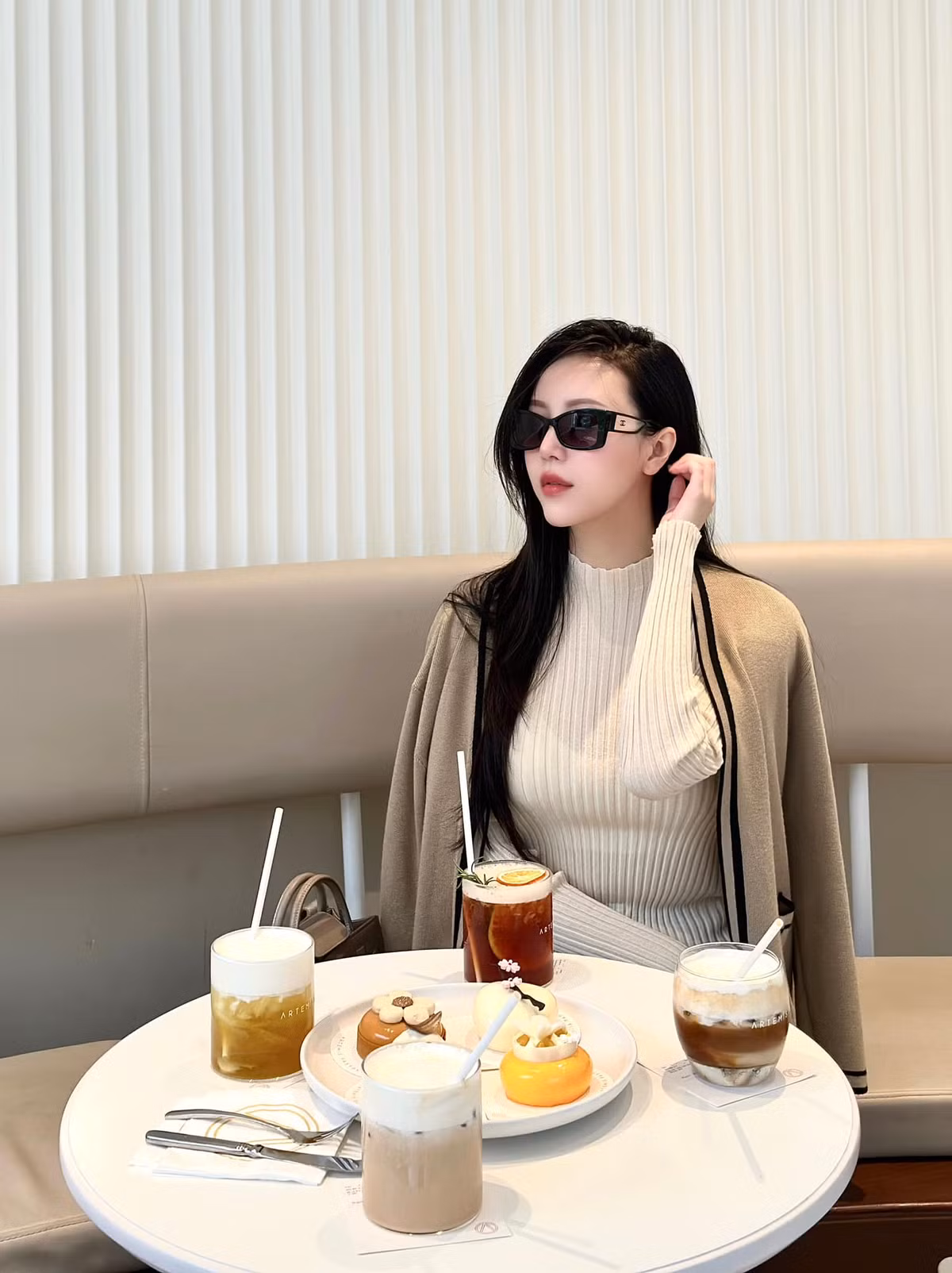 Có chiều cao 1m65 cùng vóc dáng "điểm 10" giúp mẹ 2 con mặc gì cũng đẹp. Không chỉ sở hữu thương hiệu thời trang của riêng mình, mỹ nhân 9X còn có cuộc sống sang chảnh bên ông xã doanh nhân.