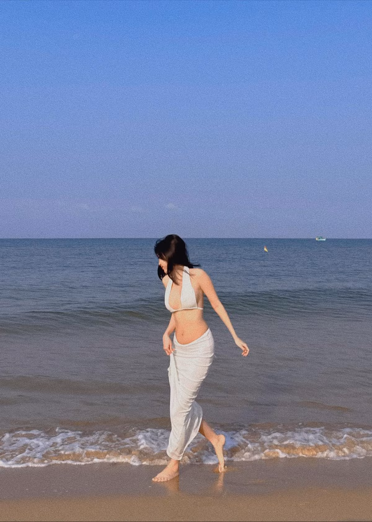 Cựu tiếp viên hàng không diện bộ đồ đi biển trắng tinh khôi và gợi cảm, khoe dáng triệt để "vòng nào ra vòng nấy".