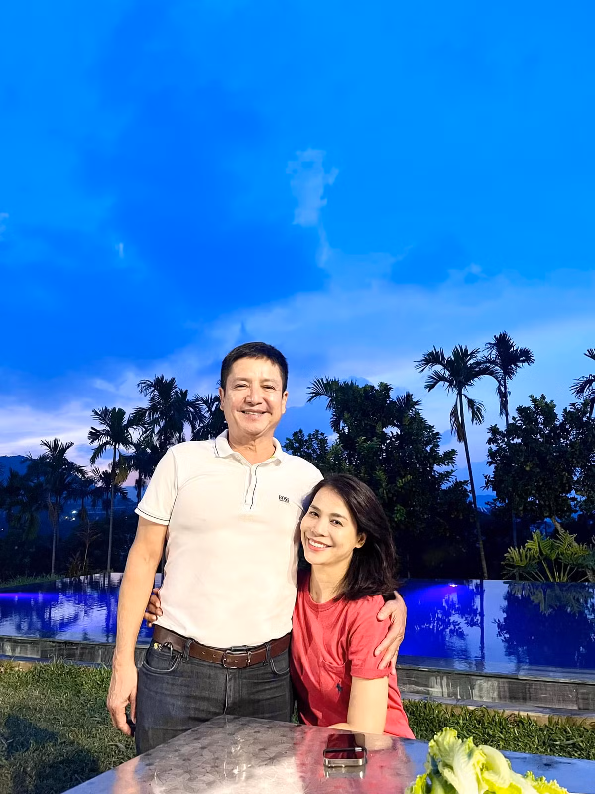 Chí Trung hiện tại có cuộc sống bình yên, hạnh phúc ở tuổi 62. Bạn gái của anh cũng đã lên chức bà ngoại, ngày càng trẻ đẹp. Nam nghệ sĩ còn gửi lời nhắn nhủ tới doanh nhân Ý Lan: "Anh tuy đã tuổi xế chiều. Sẽ cùng em đón thật nhiều ban mai".