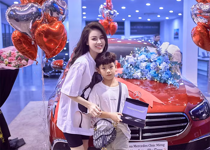 Cuối năm 2022, nữ diễn viên xinh đẹp còn tậu một chiếc Mercedes-Benz E200 Exclusive có giá khoảng 2,5 tỷ đồng.