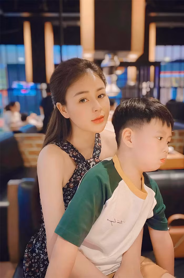 Khi rảnh, Thu Trang dành nhiều thời gian cho con trai, đưa con đi chơi, đi làm tóc, du lịch.