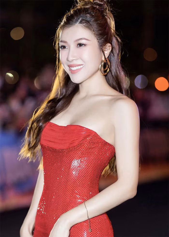 Nữ ca sĩ được khen ngày càng xinh đẹp và quyến rũ, trẻ trung sau 6 năm chia tay người tình nhạc sĩ. (Ảnh: FBNV)