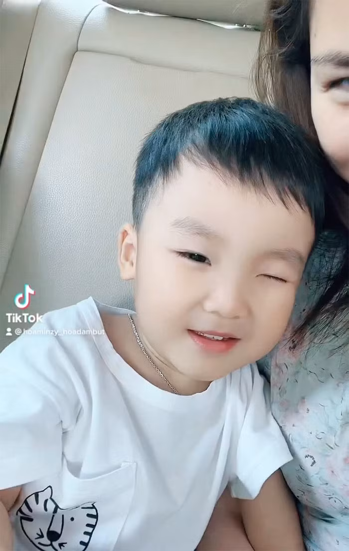 Mới gần 4 tuổi nhưng trang instagram của bé Bo do mẹ lập đã có gần 500.000 người theo dõi.