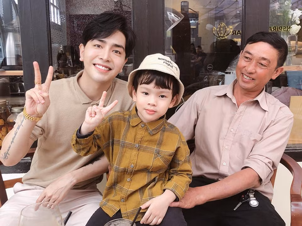 Bé Henry - con riêng của Thu Thủy và chồng cũ - cũng được bố mẹ chồng hiện tại yêu thương và chăm sóc ân cần.