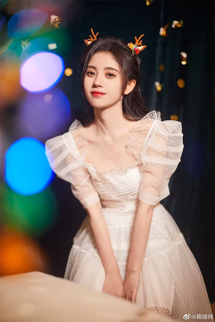 Là một trong sao nữ được săn đón trong những năm gần đây của Cbiz nhưng thân hình ngày càng trơ xương của Cúc Tịnh Y khiến cô bị chê là đầu to so với tỷ lệ cơ thể. (Ảnh: Sina)