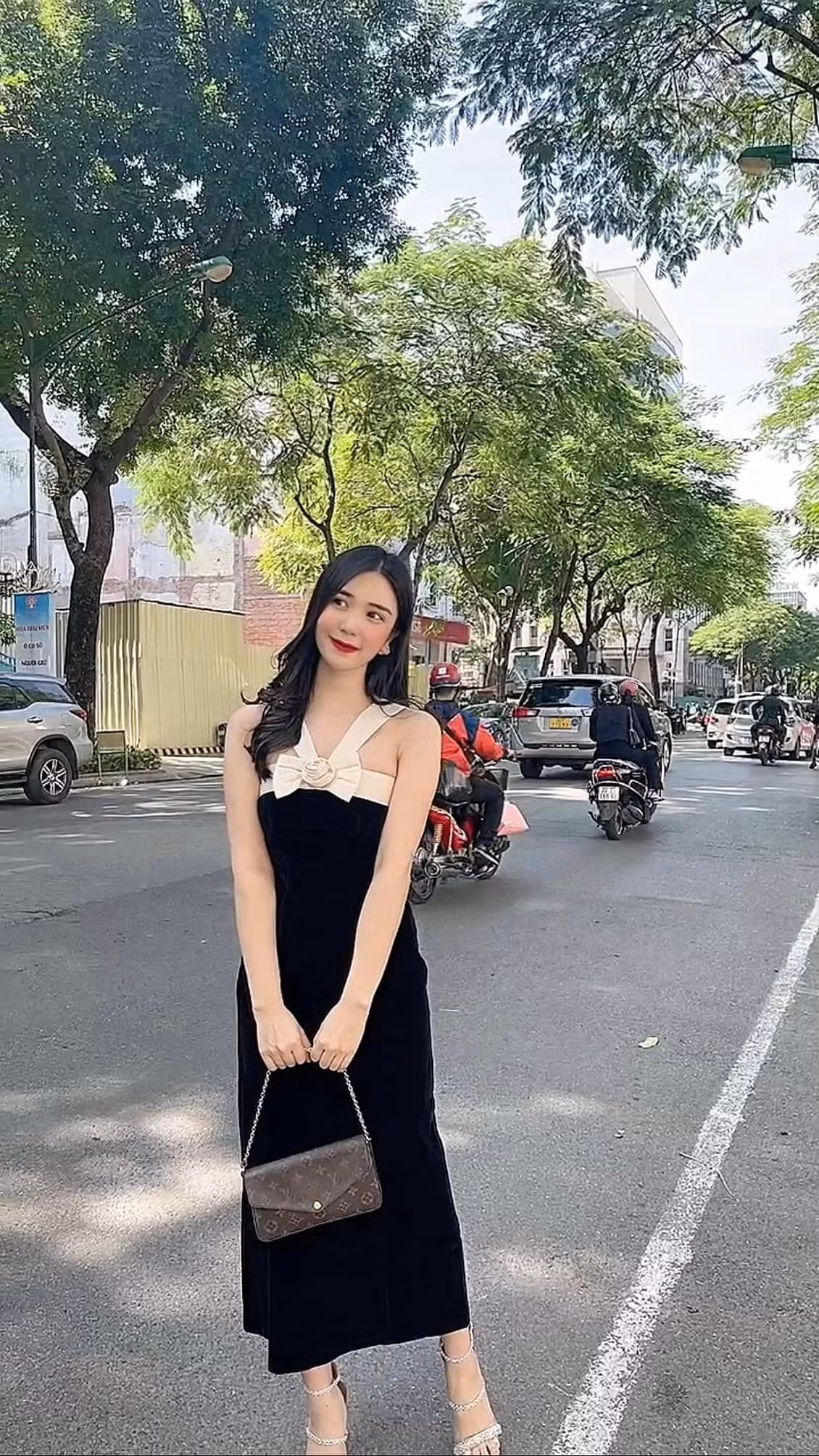 Được hỏi về chuyện tình cảm sau 6 năm chia tay ca sĩ Quang Lê, nữ diễn viên cho biết cô còn bận công việc nên không có thời gian yêu đương.