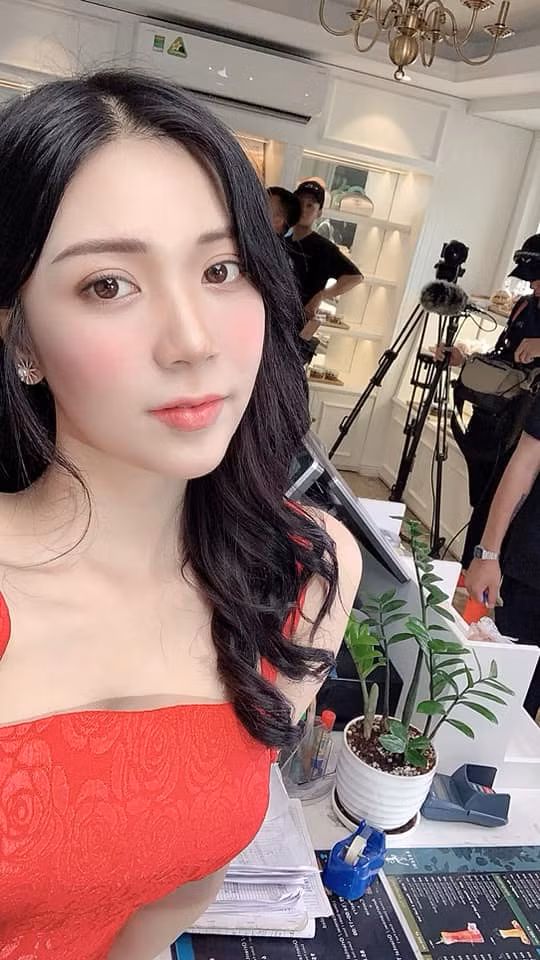Không ít fan bày tỏ sự khó tin trước độ siết eo "thần tốc" của tình cũ Quang Lê. Bởi cách đây 7 tháng, mỹ nhân sinh năm 1994 tiết lộ số đo hình thể của mình dưới loạt ảnh bikini với dòng chia sẻ: "Siết được 91-61- 99 rồi".