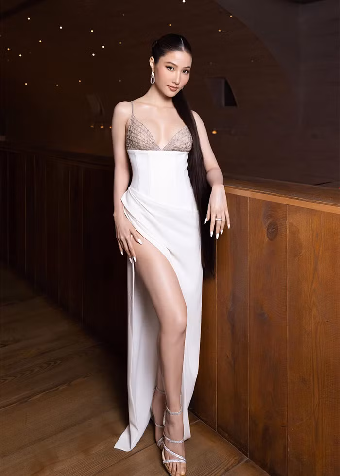 Diễm My 9X (SN 1990) ghi dấu ấn với khán giả qua loạt phim: "Gái già lắm chiêu", "Cô ba Sài Gòn"… Ngoài ra, người đẹp 9x còn làm MC, người mẫu ảnh nhờ sở hữu sắc vóc nổi bật.