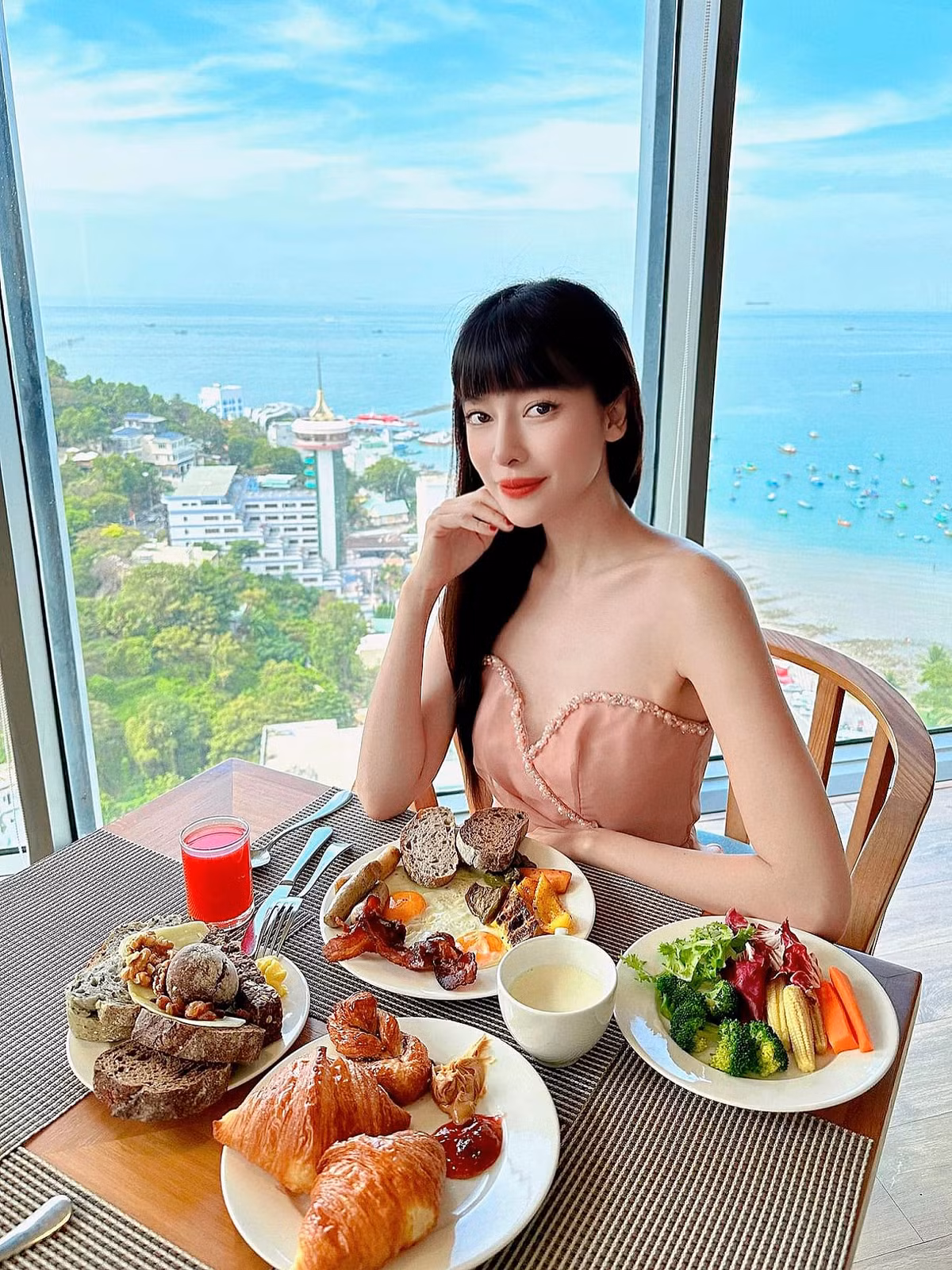 Cao Thái Hà gầy guộc, hốc hác, còn đâu 3 vòng “nảy lửa“ Cao Thai Ha gay guoc, hoc hac, con dau 3 vong “nay lua“
