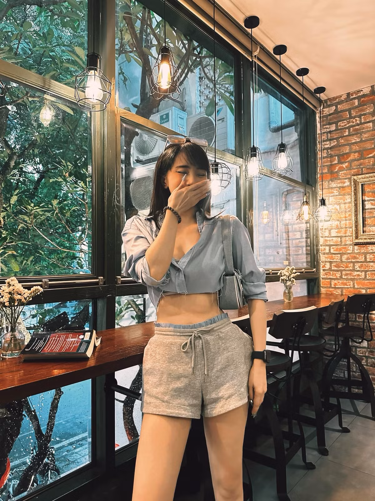 Vòng hai "nổi múi" không chút mỡ thừa của Quỳnh Nga khiến bao chị em phải "ghen tỵ".