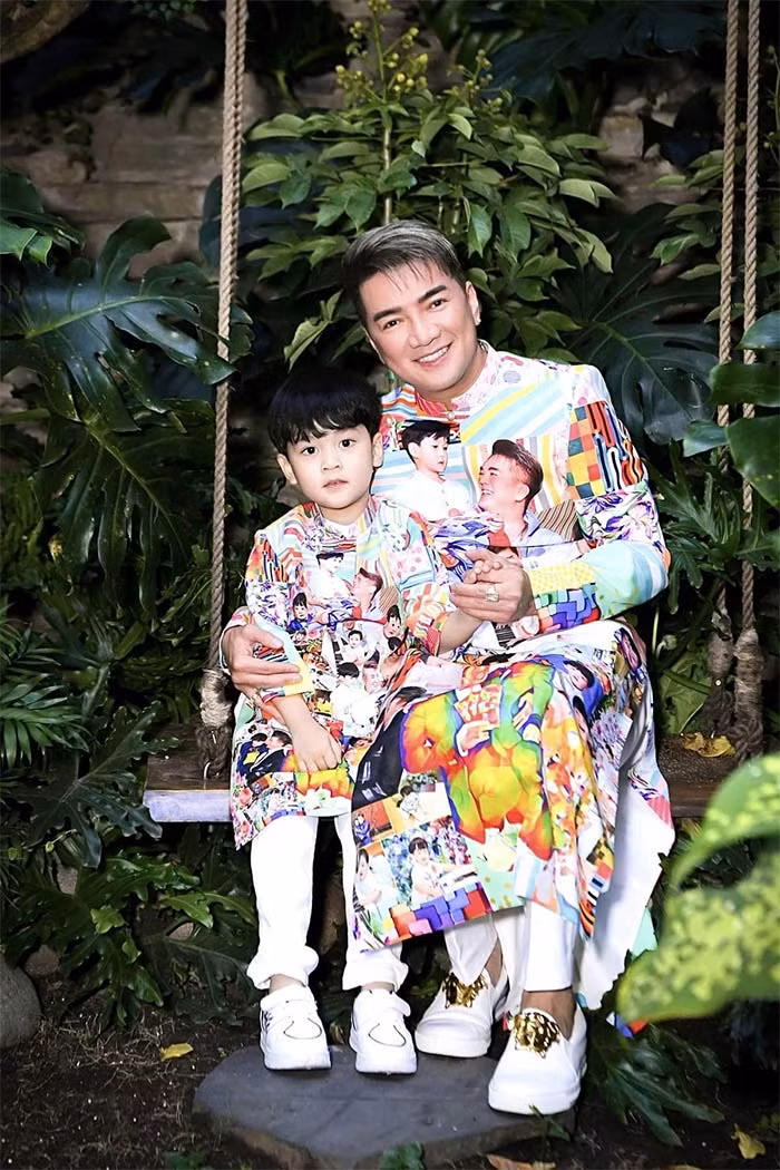 "Đây là tình yêu to lớn nhất của Hưng suốt 3 năm qua, bé Polo Huỳnh. Đứa con đầu tiên và duy nhất trên cuộc đời này của Hưng", ca sĩ Đàm Vĩnh Hưng hạnh phúc giới thiệu con trai tới khán giả trong liveshow ca nhạc riêng vào tối 2/10/2022. (Ảnh: FBNV)